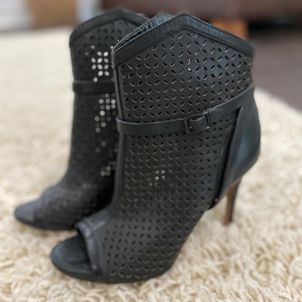 pour la victoire open toe booties